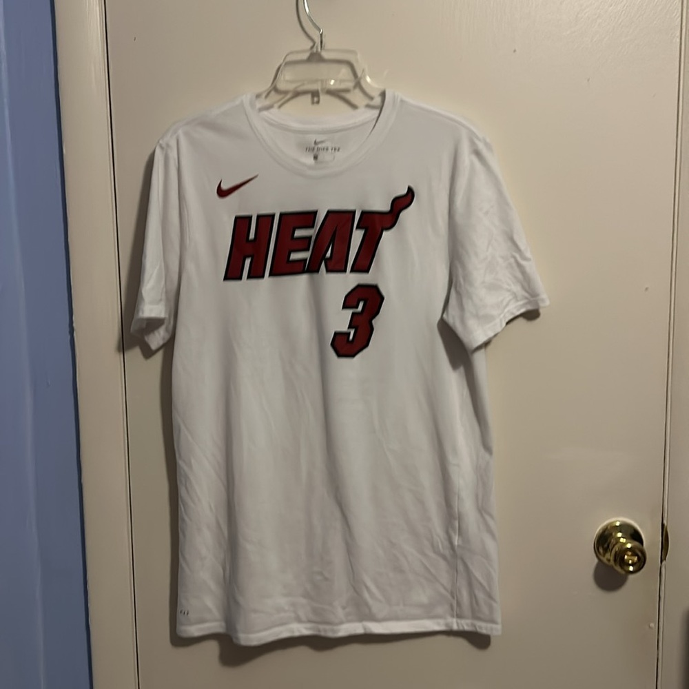 The Nike Tee Miami Heat Dwayne Wade L White and Red Short Sleeve Shirt